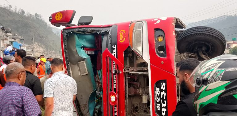 तनहुँको बस दुर्घटनामा २ जनाको ज्यान गयो, २७ जना घाइतेलाई मणिपाल रिफर