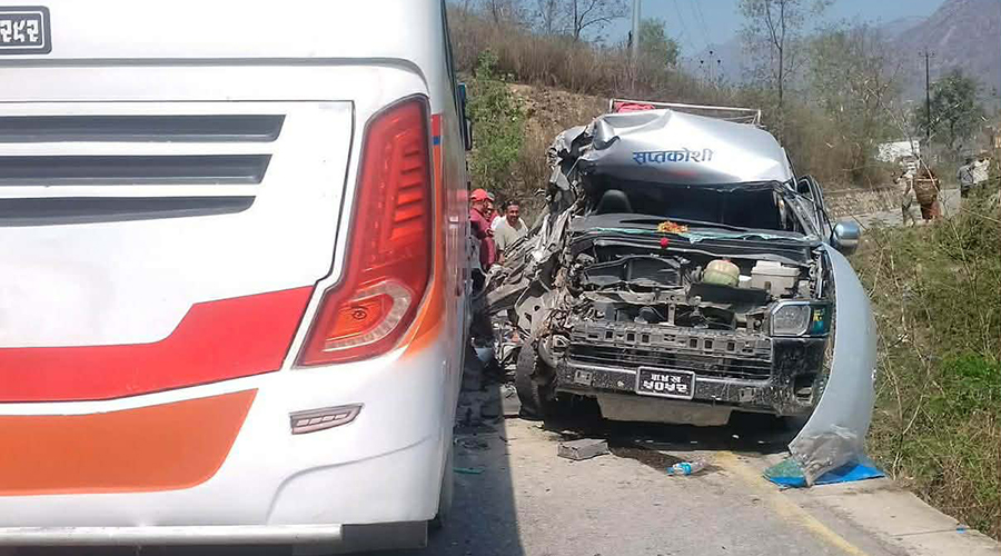 सिन्धुलीमा बस र माइक्रो ठोक्किँदा ९ जना घाइते