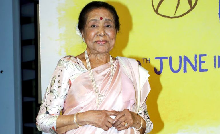 अस्पताल भर्ना गरिएकी आशा भोसलेको पछिल्लो स्वास्थ्य स्थिती कस्तो छ ?