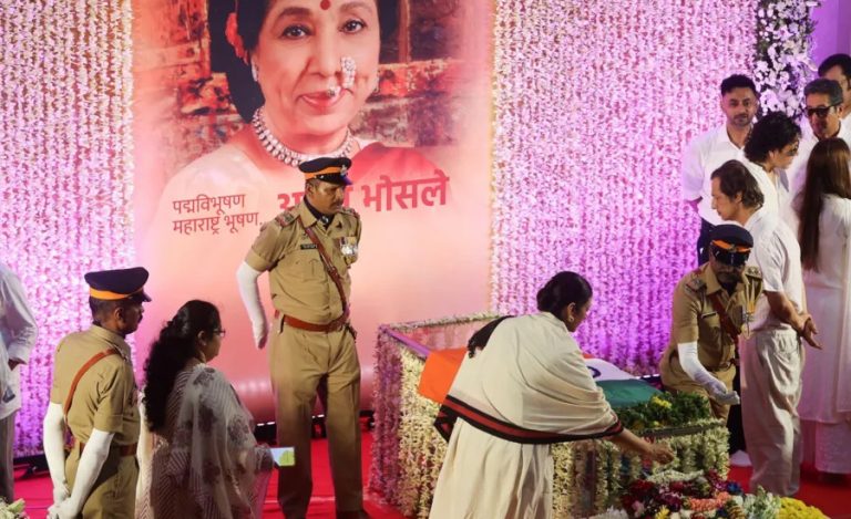 राजकीय सम्मानसहित आशा भोसलेको अन्त्येष्टि गरिँदै, अन्तिम श्रद्धाञ्जलीमा पुगे कलाकार