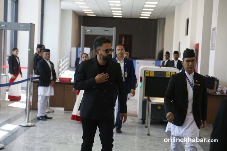 संसद्‍को पहिलो बैठकमा सहभागी हुन जाँदै सांसदहरू(तस्वीरहरू)