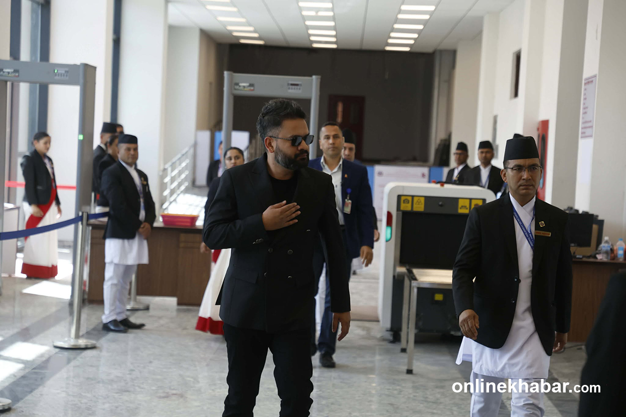 संसद्‍को पहिलो बैठकमा सहभागी हुन जाँदै सांसदहरू(तस्वीरहरू)