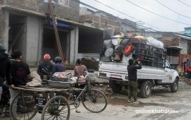 धमाधम सामान सार्दै बल्खु क्षेत्रका सुकुमवासी (तस्वीरहरू)