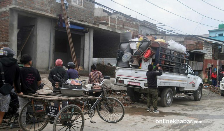 धमाधम सामान सार्दै बल्खु क्षेत्रका सुकुमवासी (तस्वीरहरू)