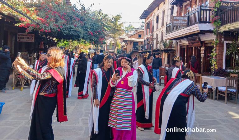 बन्दीपुरमा नयाँ ट्रेन्ड : पराम्परागत पोशाकमा चिटिक्क, फोटो खिचिक्क (तस्वीरहरू)