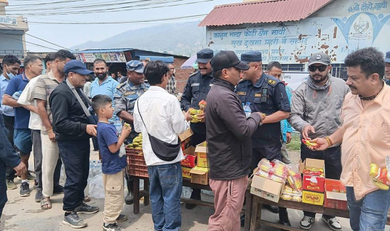 वीपी राजमार्गमा अलपत्र यात्रुलाई फलफूल वितरण