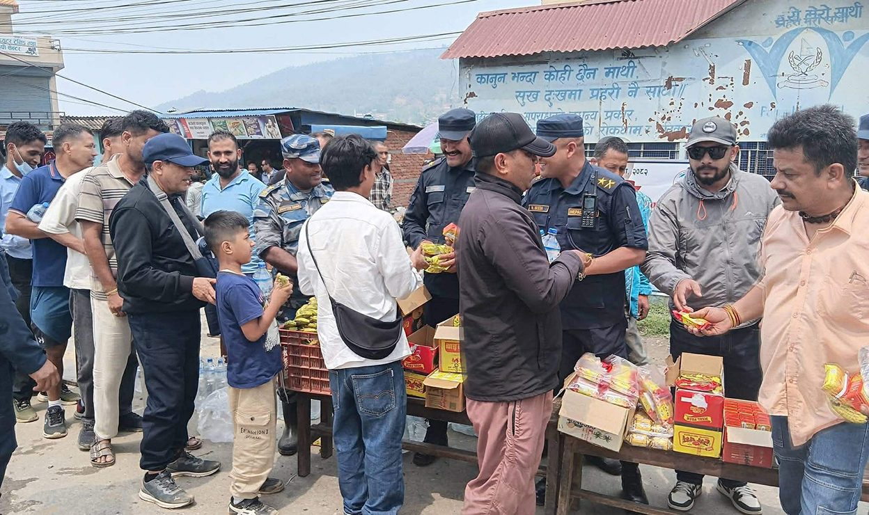 वीपी राजमार्गमा अलपत्र यात्रुलाई फलफूल वितरण