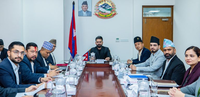 मन्त्रिपरिषद् बैठक जारी