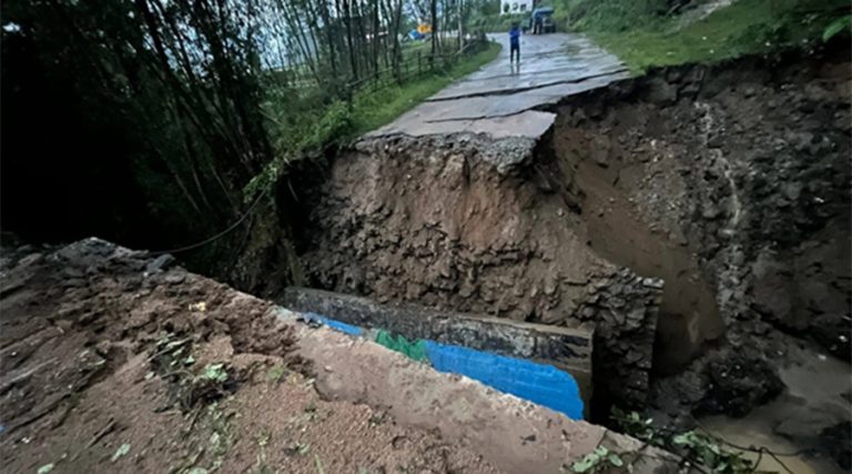 पुल बगाउँदा भोजपुर–चखेवा सडक बन्द   