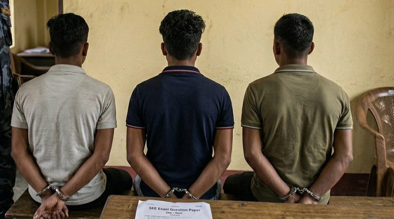 एसईईको प्रश्नपत्र आउट गरेर चिट चोराउने तीन जना समातिए