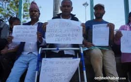 अभियानकर्मीको प्रश्न- जनताका लागि सिंहदरबारको ढोका किन बन्द ? (तस्वीरहरू)