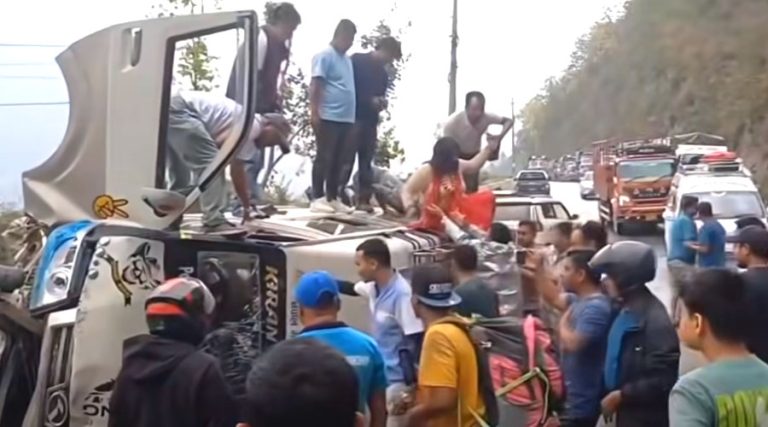 काठमाडौंबाट पोखरा जाँदै गरेको ईभी माइक्रो धादिङमा दुर्घटना