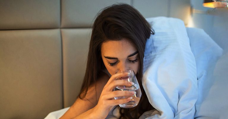 एक अनुसन्धानले किन दियो चुम्बन गर्नुअघि आधा गिलास पानी पिउन सुझाव ?