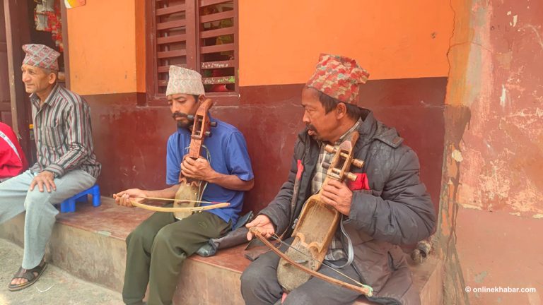 संकटमा गन्धर्वको पेसा, गाउँघरमा सुनिदैनन् सारङ्गीका धुन