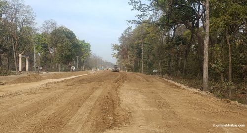 बुटवल-गोरुसिङ्गे सडकका ठेकेदार भन्छन्- स्वदेशमा माटो पाइएन, विदेशबाट अलकत्रा आएन