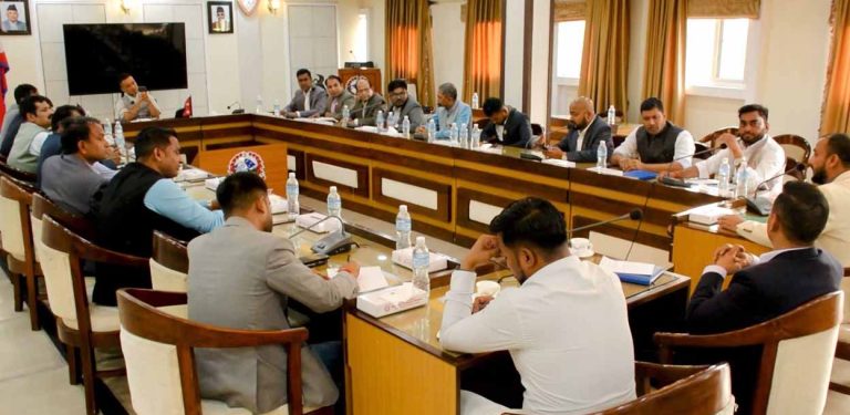 सीमापार तस्करी नियन्त्रणबारे सांसदहरूसँग गृहमन्त्रीको छलफल