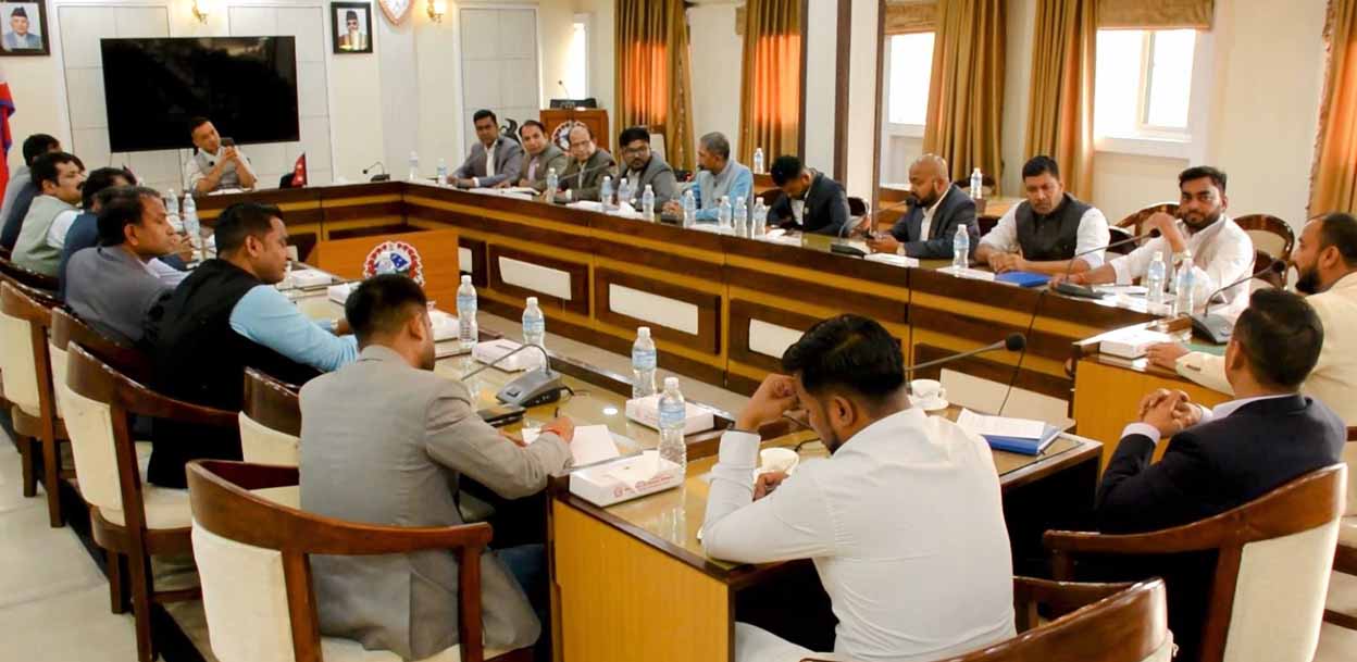 सीमापार तस्करी नियन्त्रणबारे सांसदहरूसँग गृहमन्त्रीको छलफल