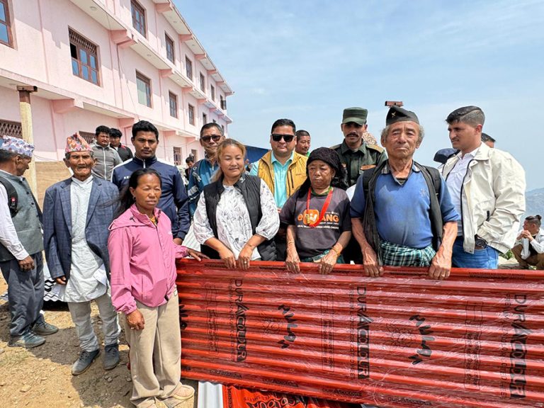 हेलेसी नगरपालिकाले दियो हावाहुरी प्रभावित ८३ घरपरिवारलाई जस्तापाता