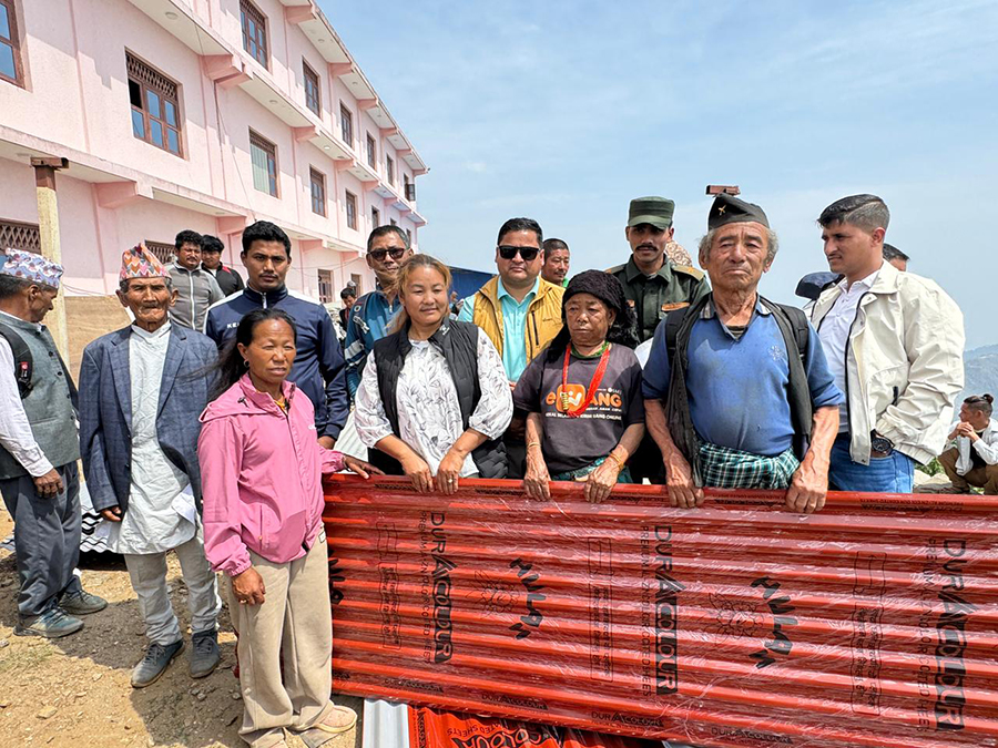 हेलेसी नगरपालिकाले दियो हावाहुरी प्रभावित ८३ घरपरिवारलाई जस्तापाता