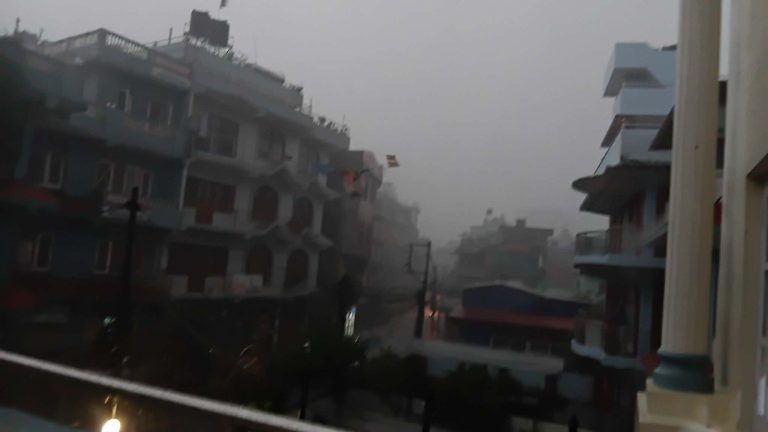 काठमाडौं उपत्यकामा हावाहुरीसहित वर्षा, साँझ ५ बजे नै अँध्यारो