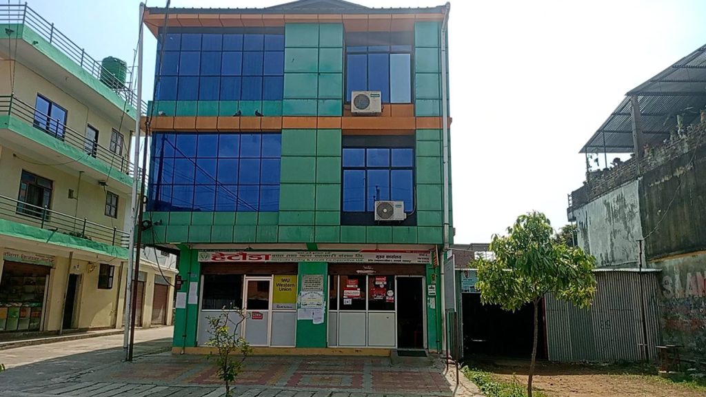 सहकारीको बन्द कोठाभित्र कर्मचारी गम्भीर बिरामी अवस्थामा फेला, ढोका फुटाएर उद्धार