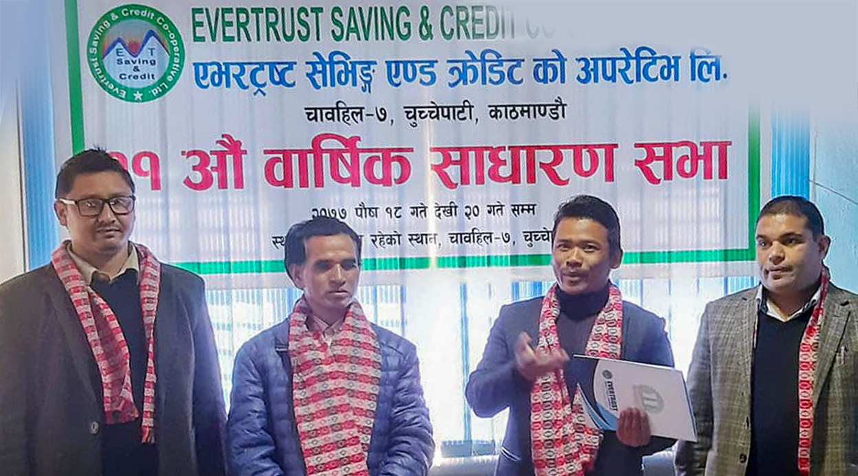 दृष्टिविहीनले बाटोमा गीत गाएर कमाएको ७० लाख एभरट्रस्ट सहकारीले खाइदियो, सञ्चालक फरार