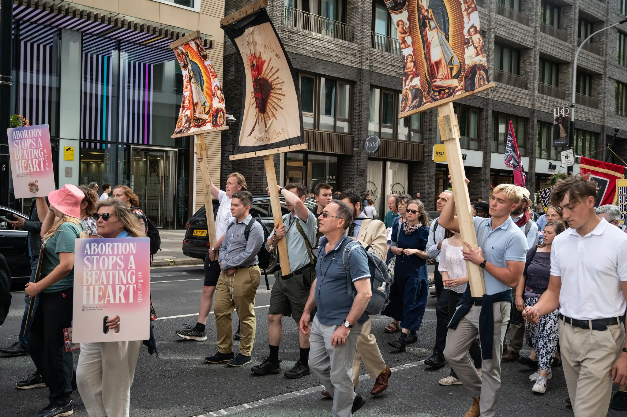 सेप्टेम्बरमा लण्डनमा आयोजित गर्भपतनविरोधी प्रदर्शन। सामसनले बेलायतका चर्चित दक्षिणपन्थी जनलोकप्रिय नेतासँग गर्भपतन र सेन्सरशिपबारे छलफल गर्न भेट गरेका छन्। 