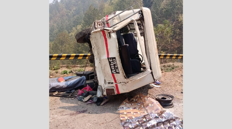 भारतीय तीर्थयात्री बोकेर स्वर्गद्वारी जाँदै गरेको जिप दुर्घटना, एकको मृत्यु, २१ जना घाइते