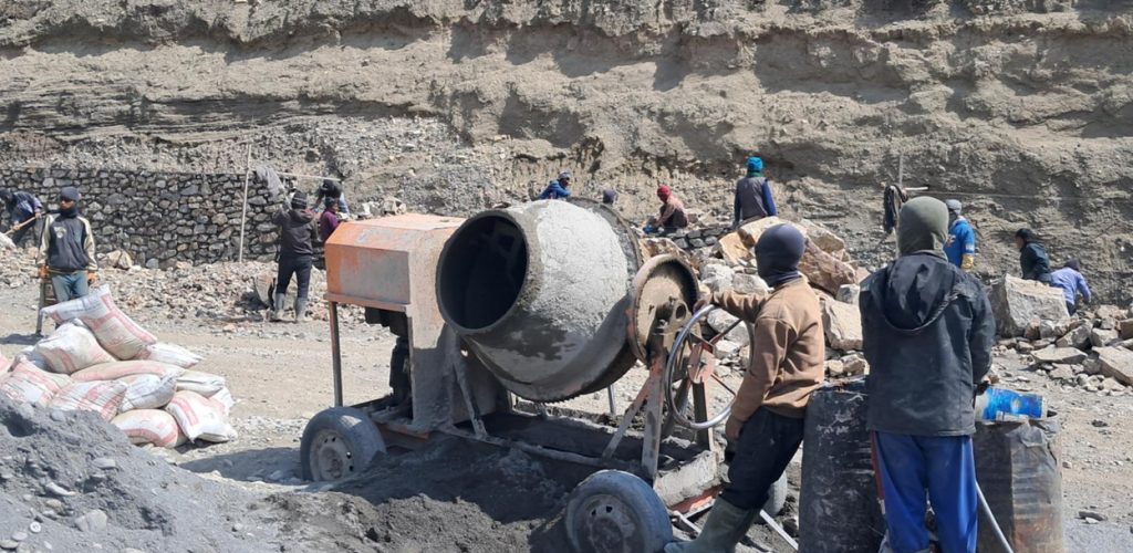 कोरलानाका जोड्ने कागबेनी–छुसाङ सडक स्तरोन्नति गरिँदै