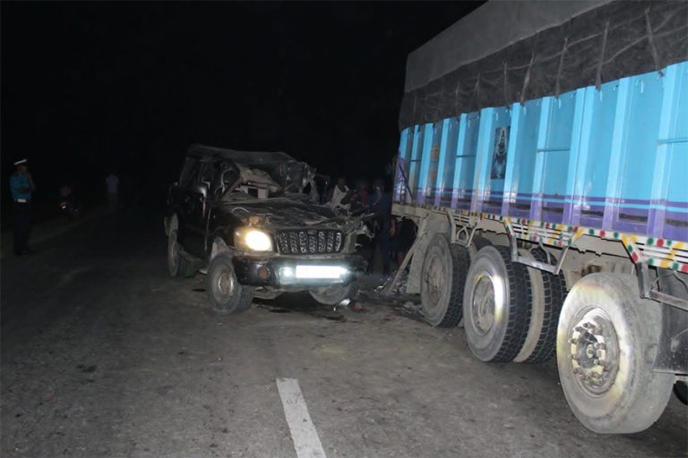 कपिलवस्तुमा रोकिराखेको ट्रकमा कार ठोक्किँदा २ जनाको मृत्यु, ३ जना घाइते