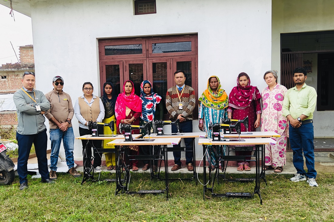 सिद्धार्थ बैंकले कासगर समुदायका महिलालाई दियो सिलाइ-कटाइ मेसिन