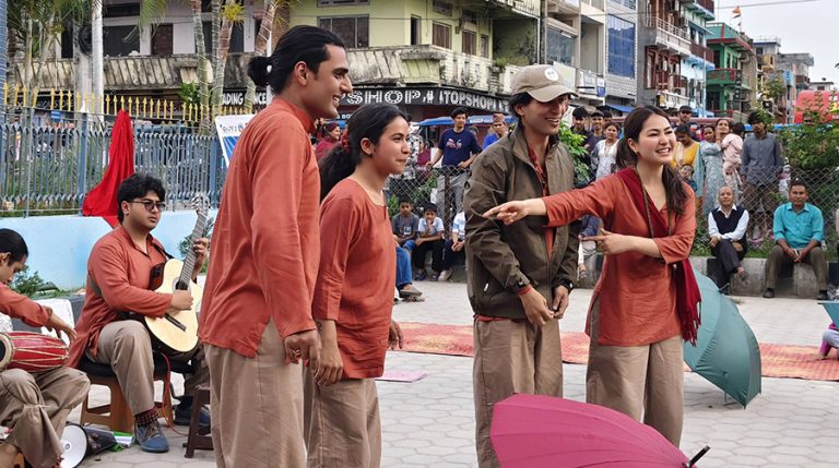 महिला उद्यमशीलताको कुरा सुनाउँदै नाट्य टोली पश्चिम नेपालतिर