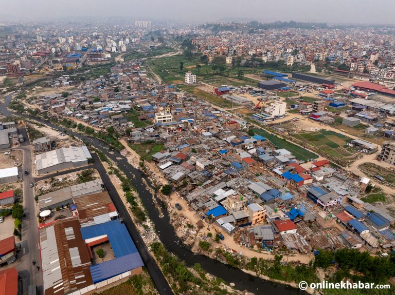 धमाधम बस्ती छाड्दै मनोहराका सुकुमवासी