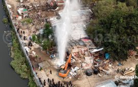 सुकुमवासी बस्ती भत्काउँदा फुट्यो खानेपानीको पाइप, यी क्षेत्रमा आपूर्ति अवरूद्ध हुने