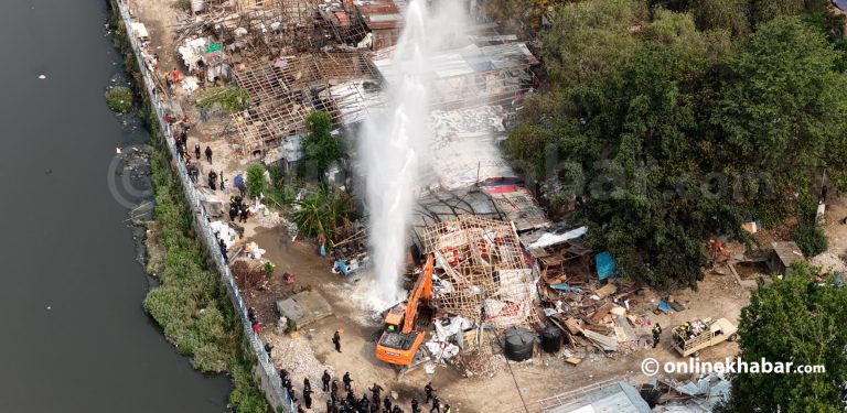 सुकुमवासी बस्ती भत्काउँदा फुट्यो खानेपानीको पाइप, यी क्षेत्रमा आपूर्ति अवरूद्ध हुने