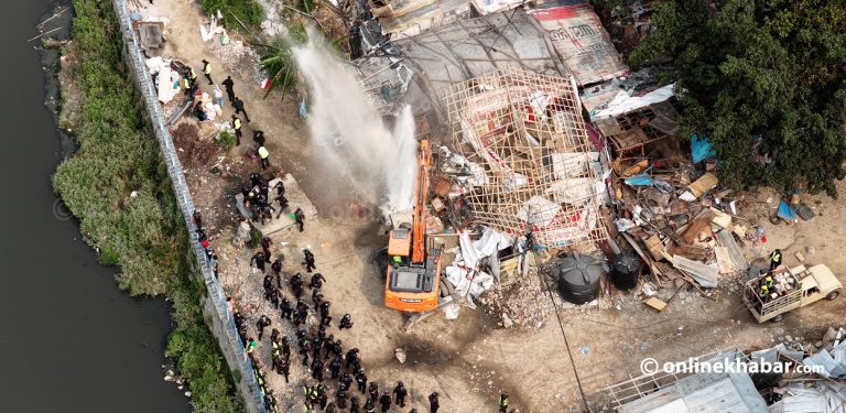 सुकुमवासी बस्तीमा खानेपानीको पाइप फुटेपछि…(तस्वीर/भिडियो)