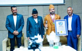 एकै पटक २४ पुस्तक प्रकाशन गरेर खेम शर्माको विश्व कीर्तिमान