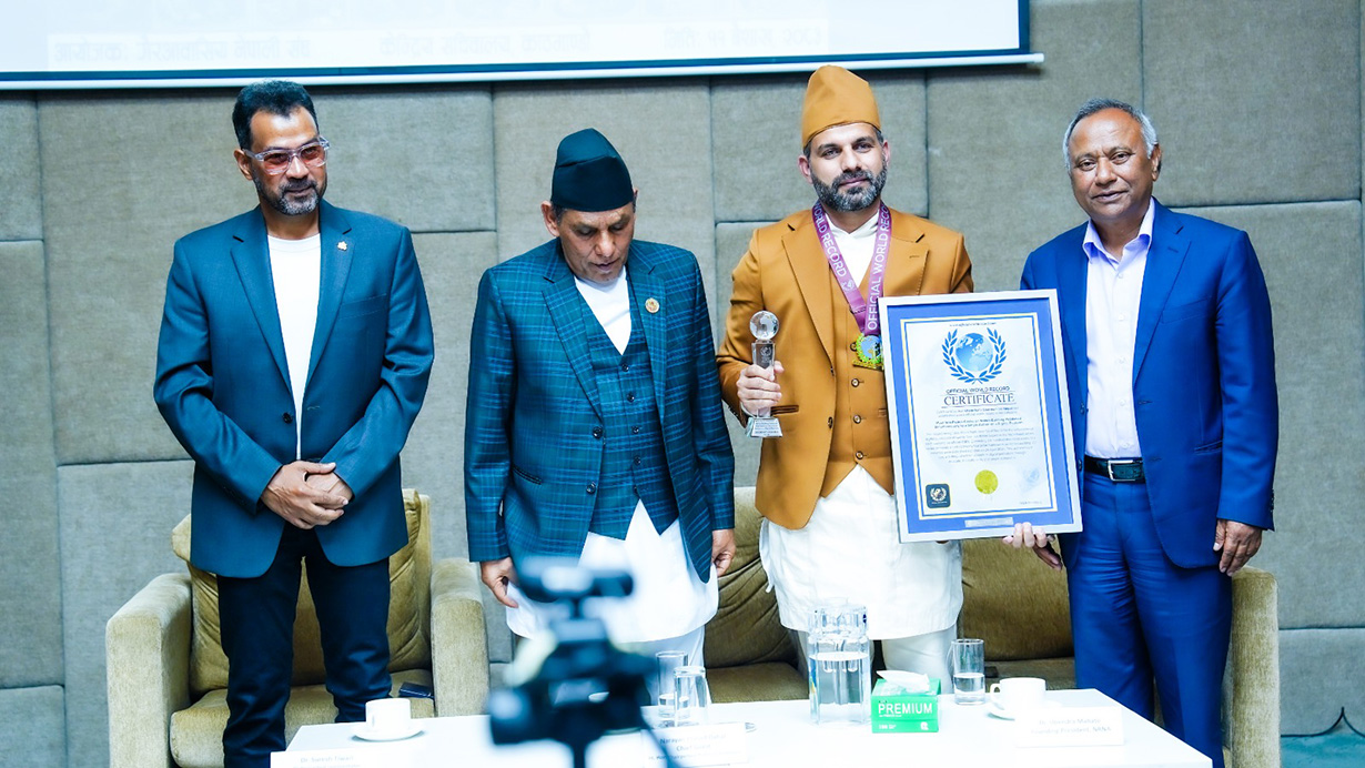 एकै पटक २४ पुस्तक प्रकाशन गरेर खेम शर्माको विश्व कीर्तिमान