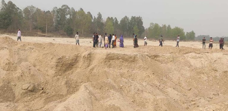 सम्झौताविपरीत खोला उत्खनन् गर्ने ठेकेदारलाई भएन कारबाही