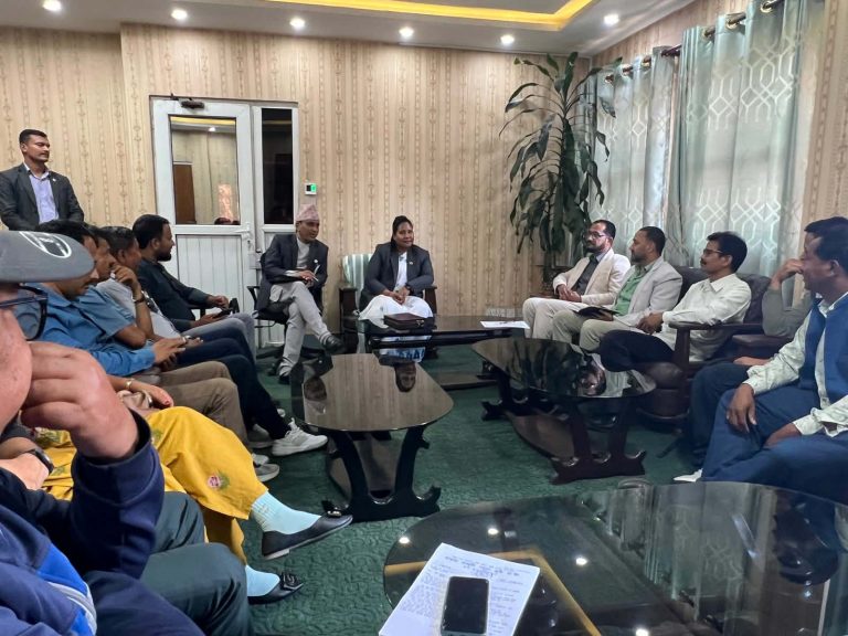 मल अभाव र बीमा भुक्तानी ढिलाइले पिरोलिएका केरा किसान, मन्त्रालय भन्छ- सहजीकरण गर्दैछौं