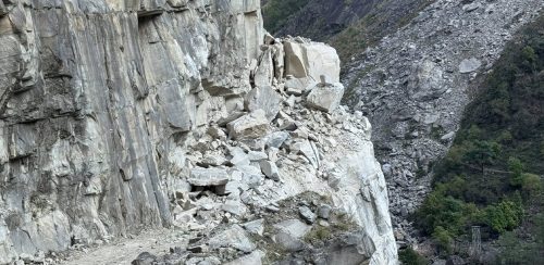 पहिरोले बेनिघाट-आरुघाट-लार्के सडक अवरुद्ध