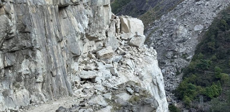 पहिरोले बेनिघाट-आरुघाट-लार्के सडक अवरुद्ध