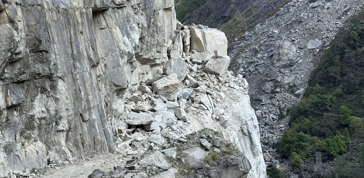 पहिरोले बेनिघाट-आरुघाट-लार्के सडक अवरुद्ध