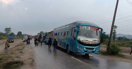 हरिवनमा डाइभर्सन बगाउँदा अवरुद्ध भएको पूर्व-पश्चिम राजमार्ग पुन: सञ्चालन