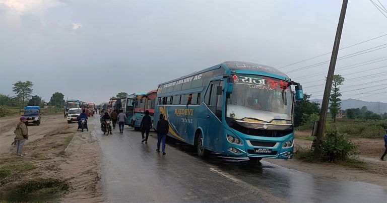 हरिवनमा डाइभर्सन बगाउँदा अवरुद्ध भएको पूर्व-पश्चिम राजमार्ग पुन: सञ्चालन