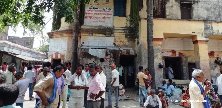 बिचौलियामाथि धरपकड गरेको विरोधमा लेखापढी व्यवसायीले पर्सामा सुरु गरे हड्ताल