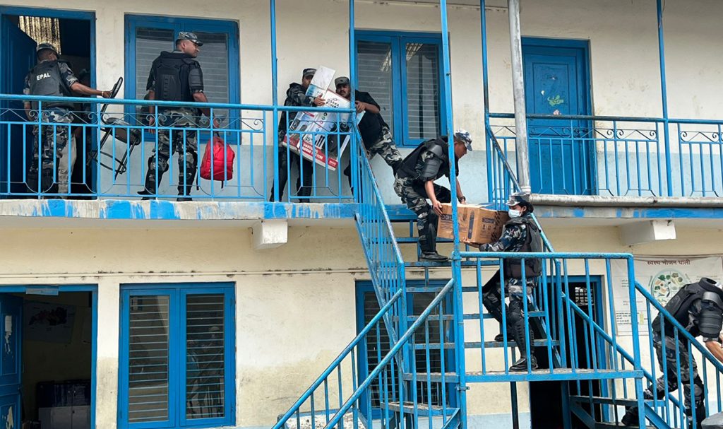 विद्यालयको सामान सार्दै सुरक्षाकर्मी