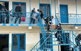 विद्यालयको सामान सार्दै सुरक्षाकर्मी