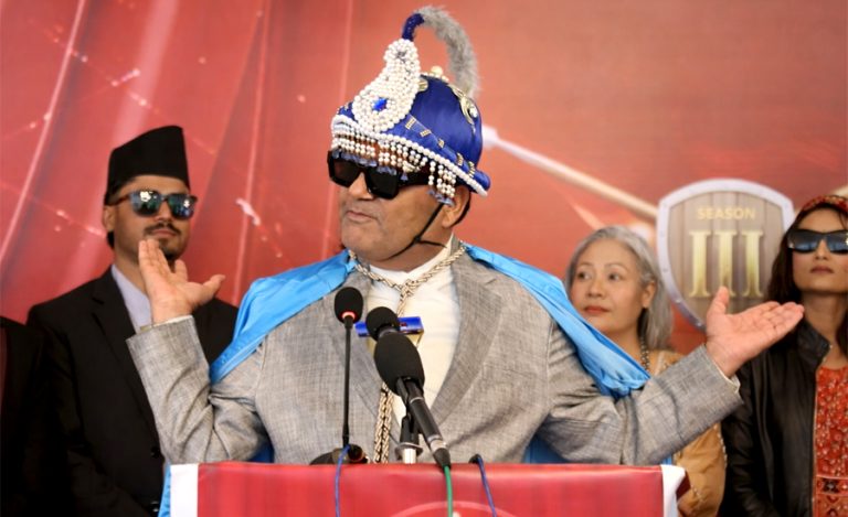 ‘पूर्वराजाको जस्तो देखिने’ पोशाक विवादमा मनोज गजुरेलले माफी मागे