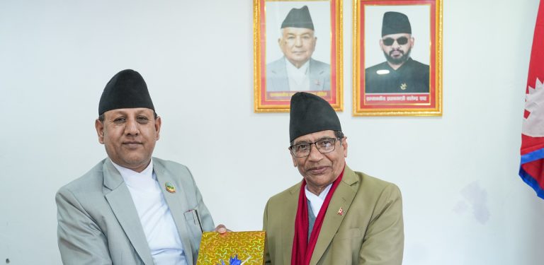 गण्डकीका प्रदेश प्रमुखसमक्ष मुस्लिम आयोगको वार्षिक प्रतिवेदन पेस